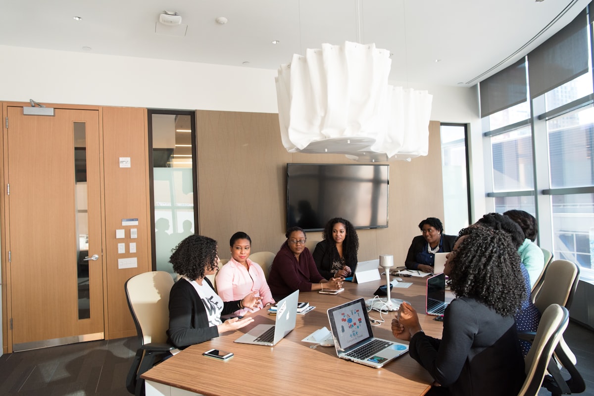 Un collectif de managers en atelier autour d’une table de réunion.